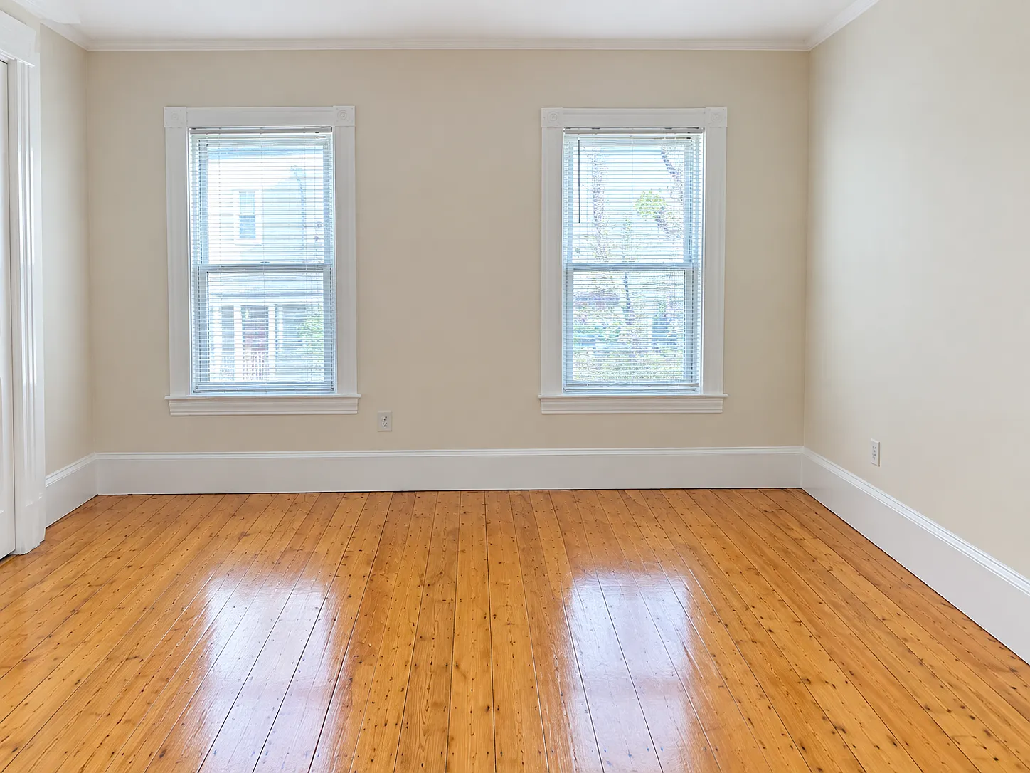 3 bed, 900 sqft, $2,950 — Photo 2