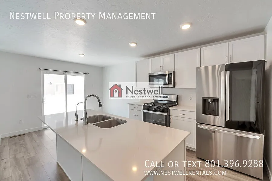 Charming 3-bed Townhome in Saratoga Springs! — Photo 2