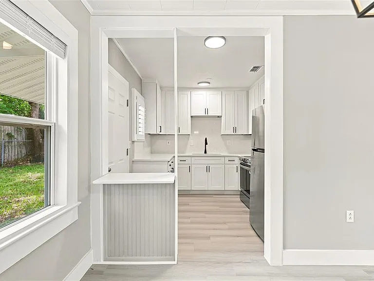 2704 E Jefferson St — Photo 15