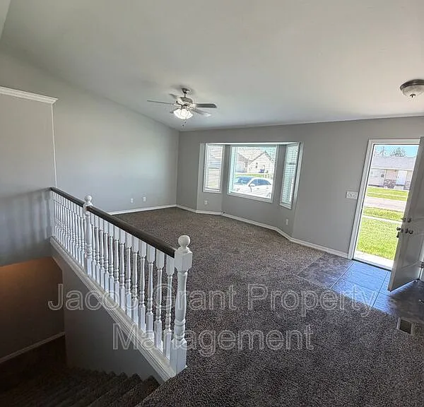 2825 N Sunlight Dr — Photo 2