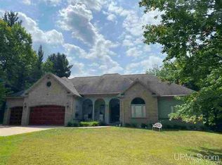 225 Forest Hills Dr, Marquette, MI 49855