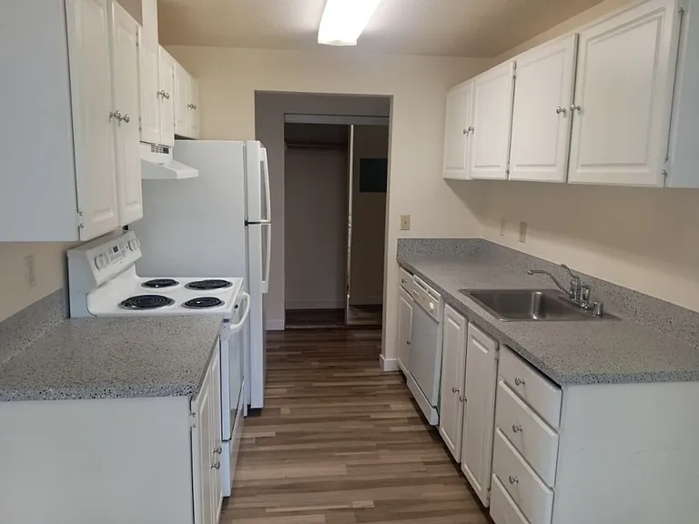Windinbrook- North Seattle Spacious Studio — Photo 9