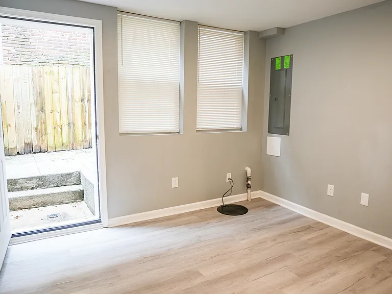 1535 W Fairmount Ave — Photo 14