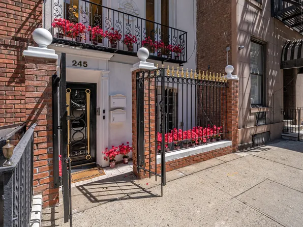 245 East 52nd Street image 3 of 9