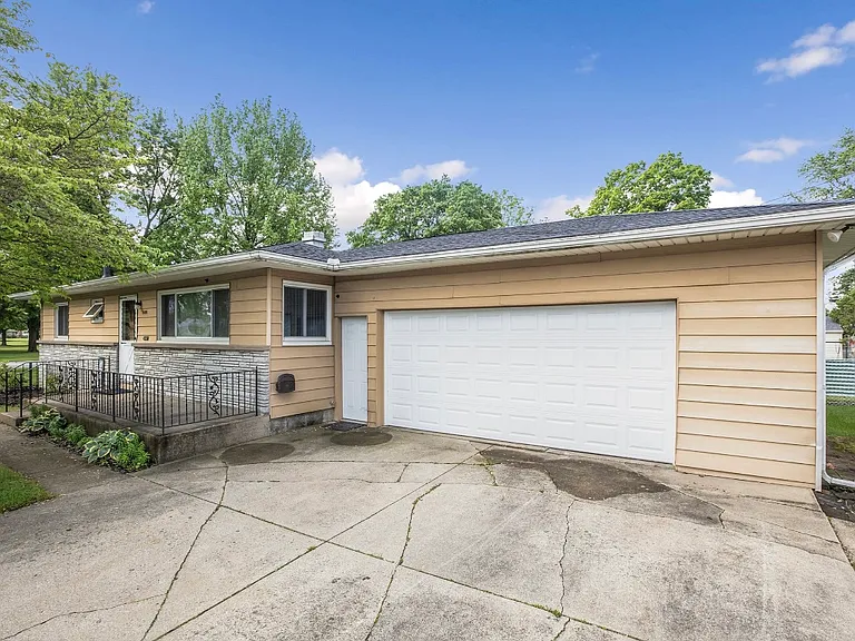 2828 Macarthur Ave — Photo 2