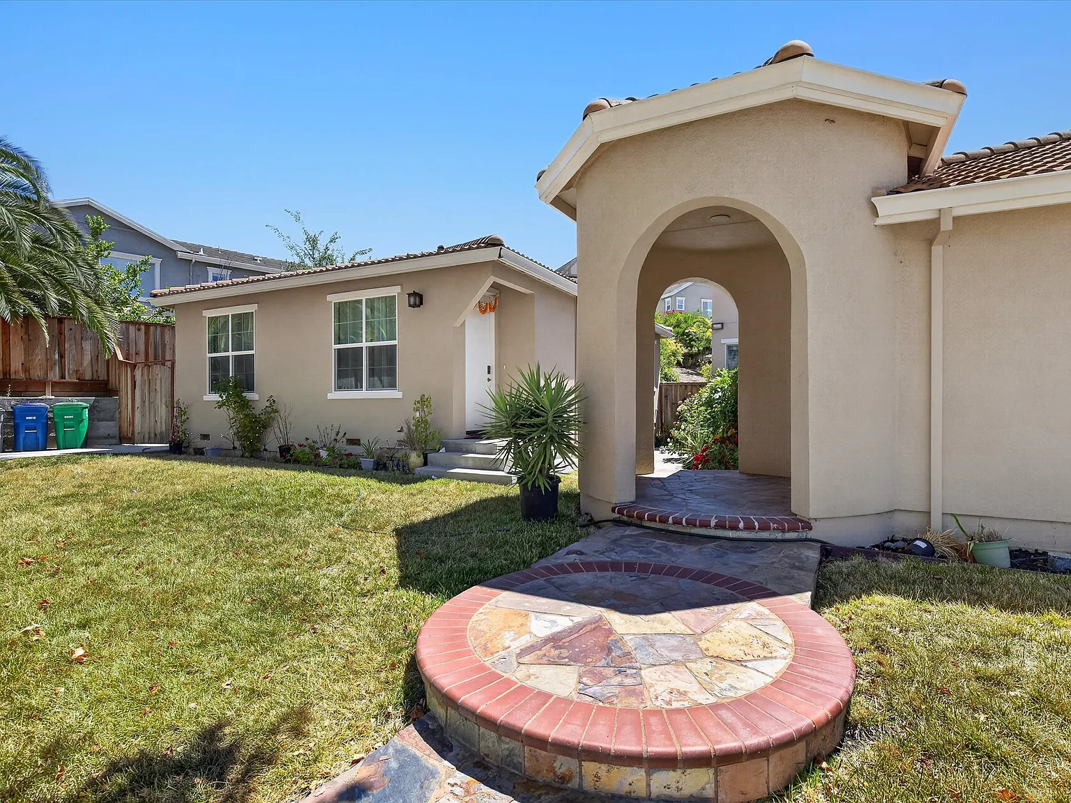 5 bed, 4.5 bath, 3560 sqft, $5,985 — Photo 3