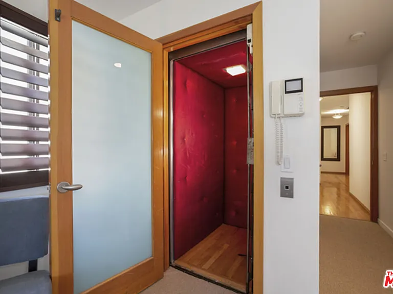8781 Lookout Mountain Ave — Photo 17
