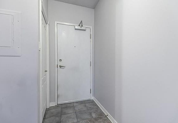 5th image of 393 King St W