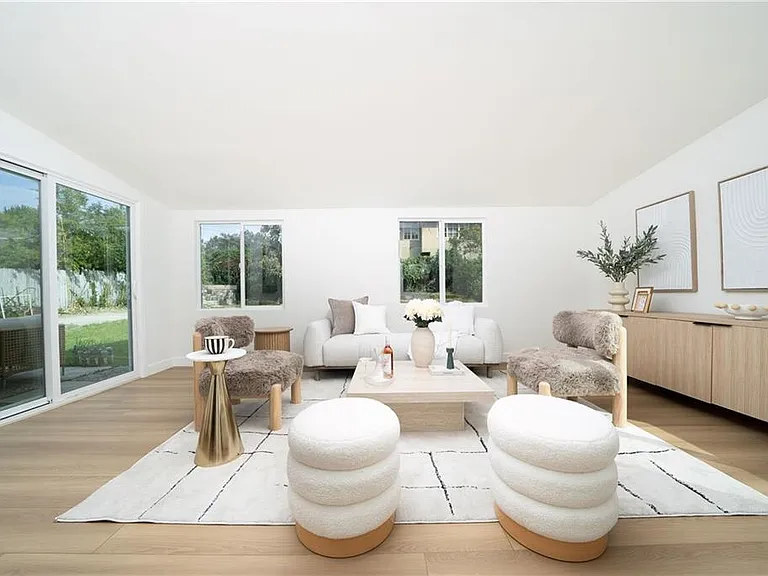 1026 La Presa Dr — Photo 3