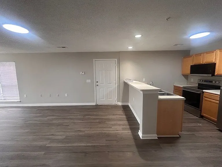 906 Howard St — Photo 23