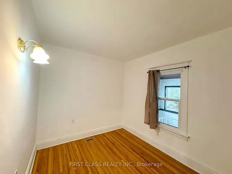 9 Grantham Ave S — Photo 24