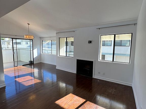 3rd image of 10516 Sunland Blvd