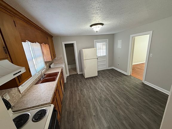 3rd image of 428 Kemper Rd