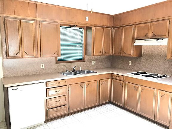 4th image of 2808 Coggin Ave