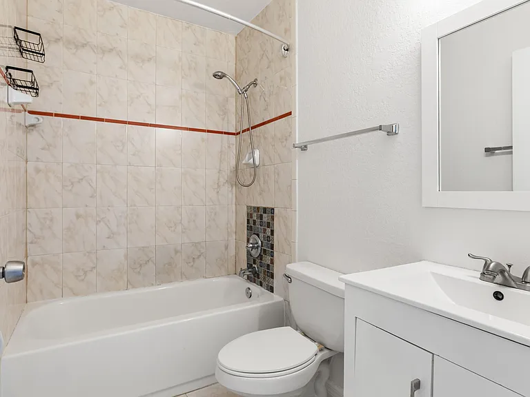 24 SW 6th St #2 — Photo 17