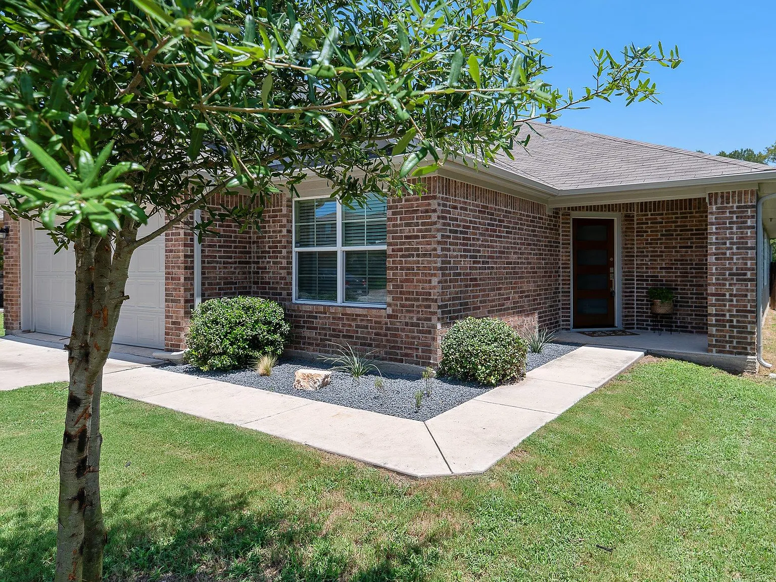 4 bed, 2.0 bath, 2029 sqft, $2,250 — Photo 3