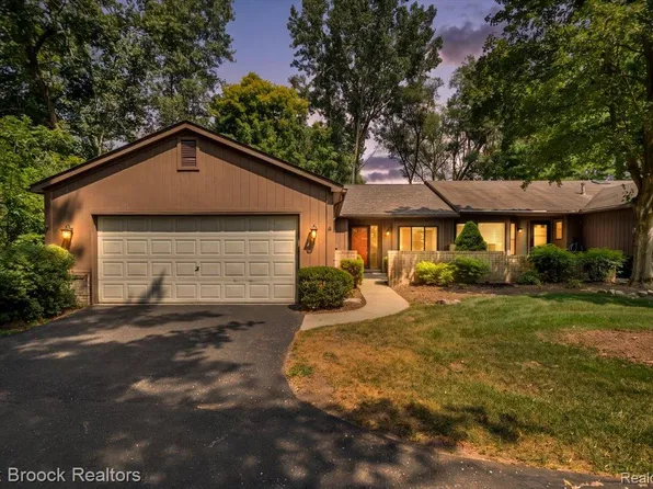 1032 Oak Pointe Dr, Waterford, MI 48327