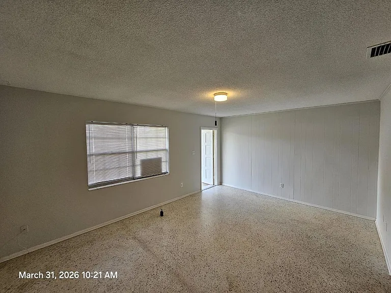 2760 Seneca Ave — Photo 4