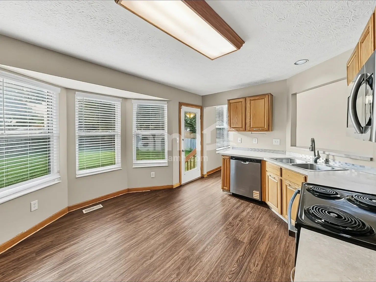3 bed, 2.5 bath, 1676 sqft, $2,410 — Photo 4