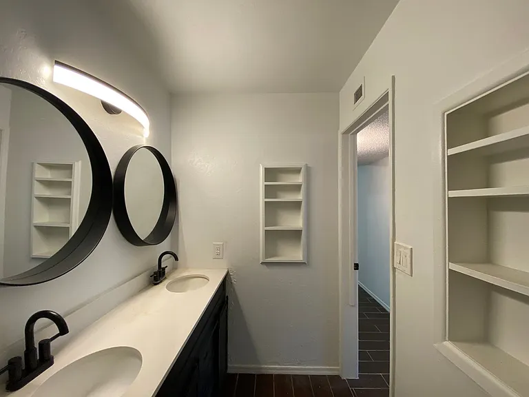 1 and 2 Bedrooms Great Location with Community Pool and Onsite Laundry! 1/2 of Mile from U of A — Photo 99