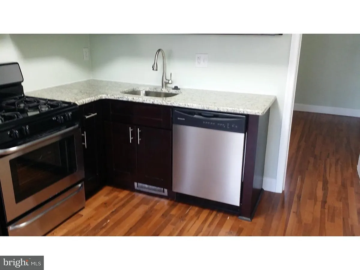 Building Photo - 333 Ripka St #2