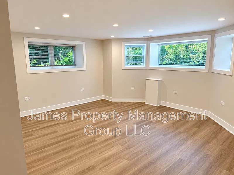 3 bed, 2.0 bath, 2500 sqft, $2,350 — Photo 2