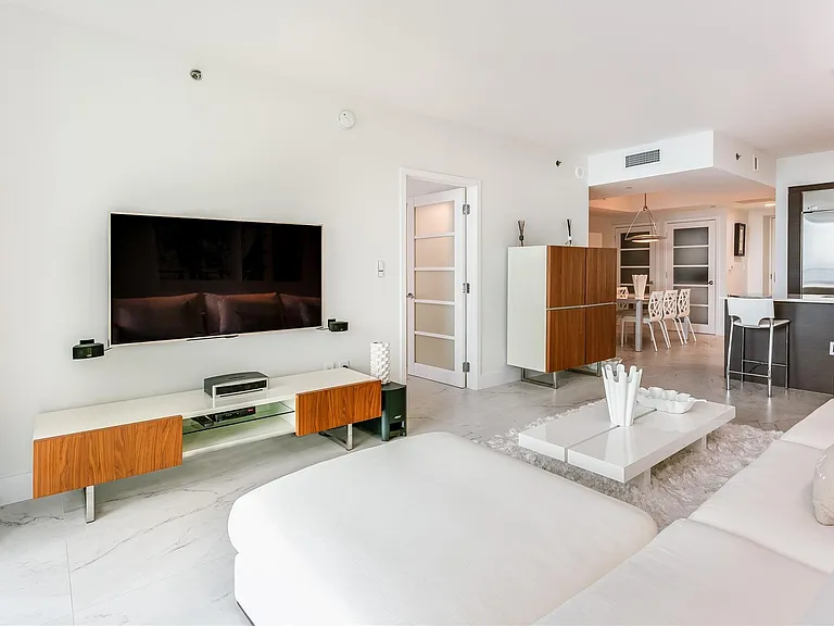 55 SE 6th St #3500 — Photo 8