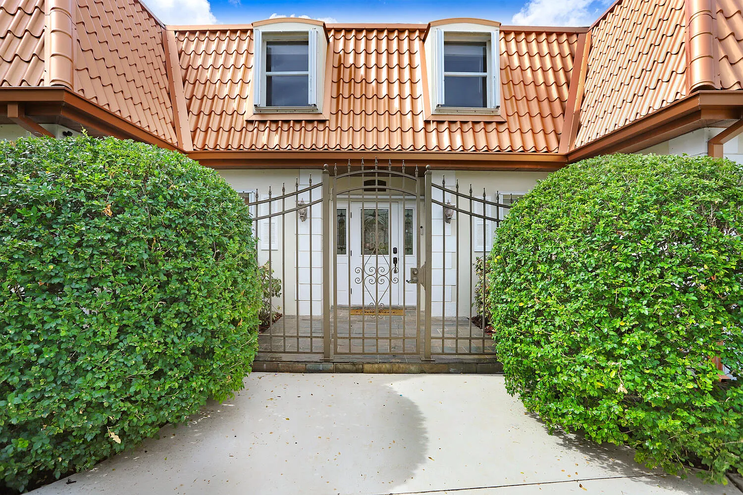 4 bed, 4024 sqft, $8,300 — Photo 2