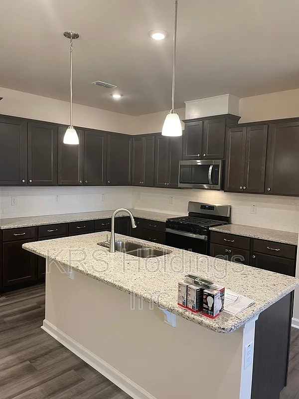 3 bed, 2.5 bath, 1968 sqft, $2,100 — Photo 3