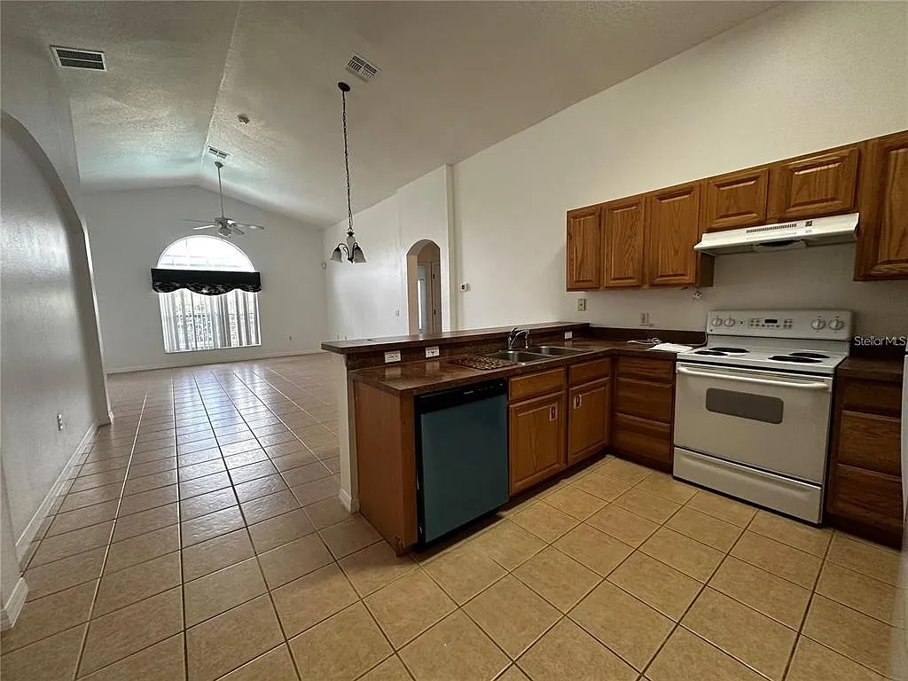 4 bed, 3.0 bath, 1720 sqft, $2,500 — Photo 2
