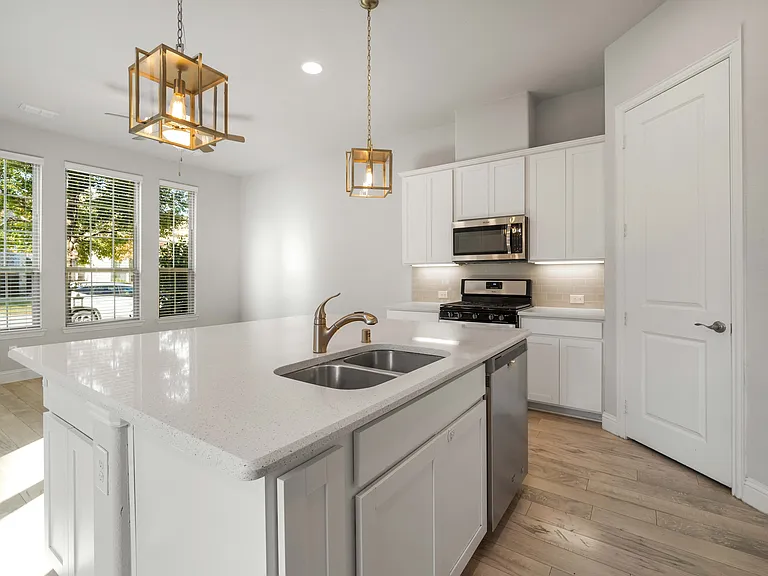 633 Ansley Way — Photo 3