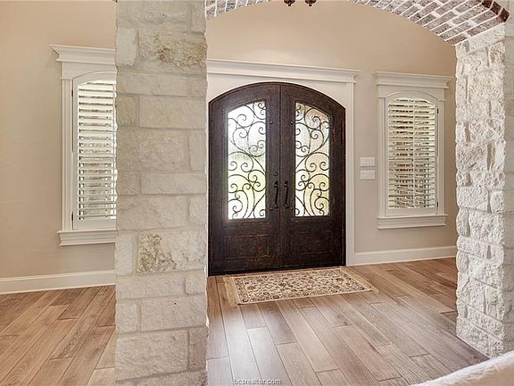 3rd image of 5384 Majestic Oak Ct