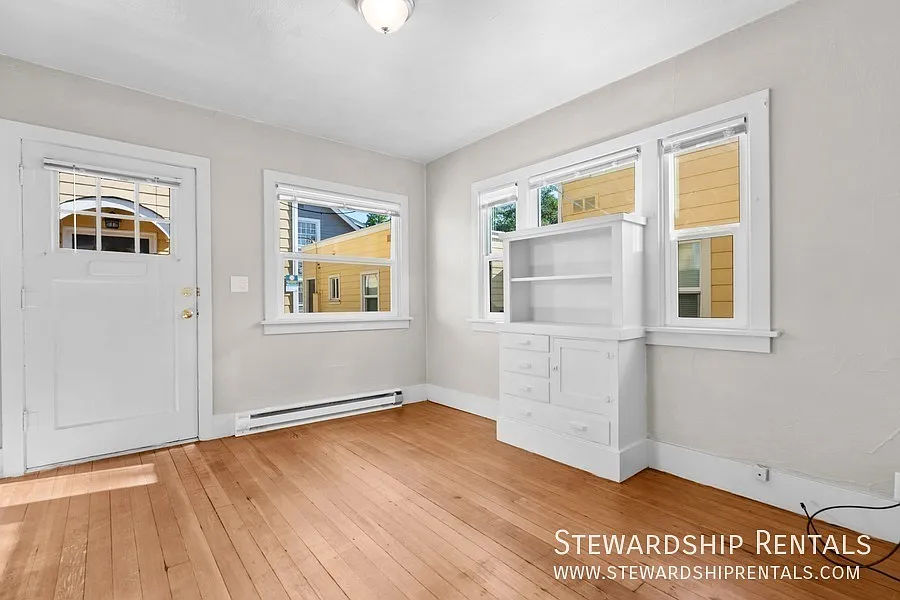 Adorable cottage in great location — Photo 3
