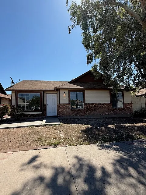 3 bed, 1320 sqft, $1,945 — Photo 2