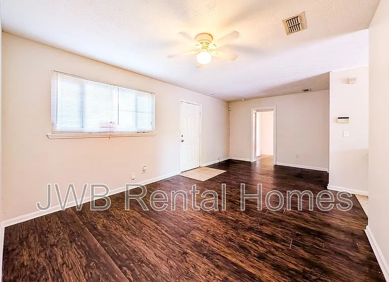 4503 Melvin Cir W — Photo 3