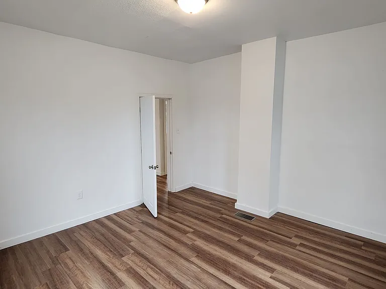 2320 Howe St — Photo 33