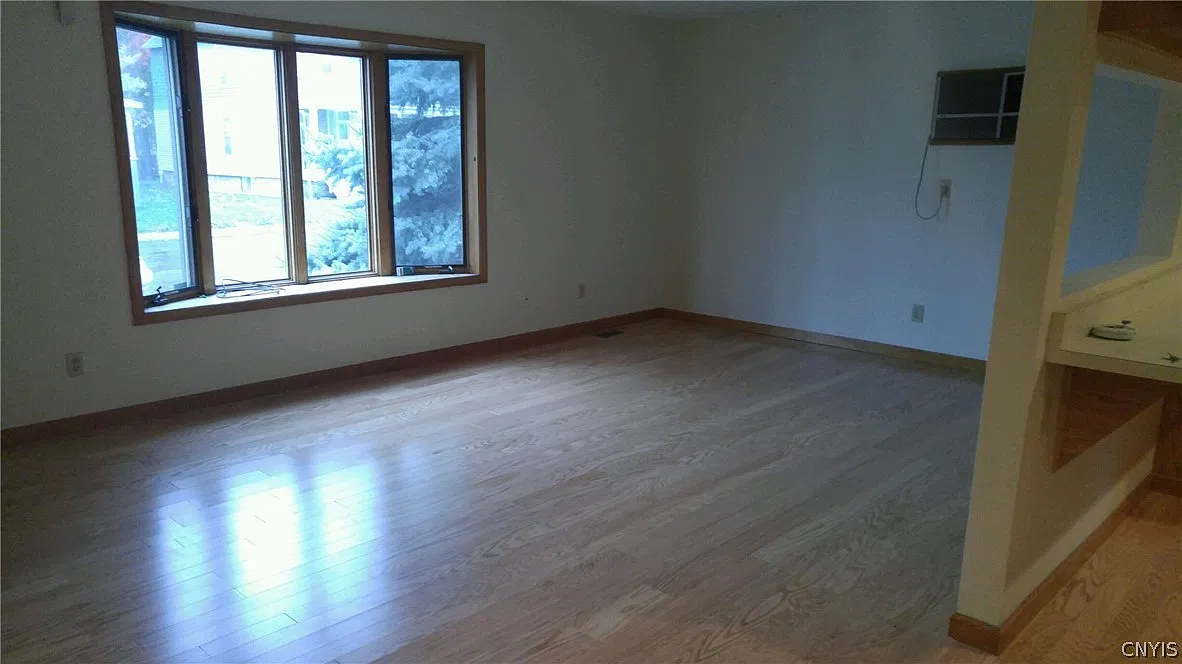 1 bed, 1.0 bath, 1835 sqft, $1,200 — Photo 2