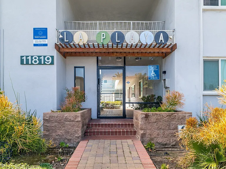 11819 Eucalyptus Ave. — Photo 9
