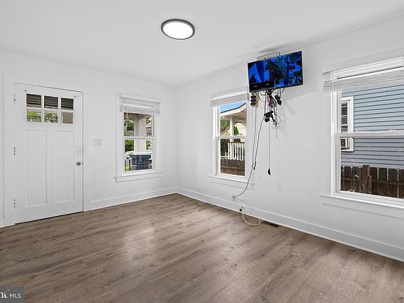 3rd image of 4004 Lawrence St