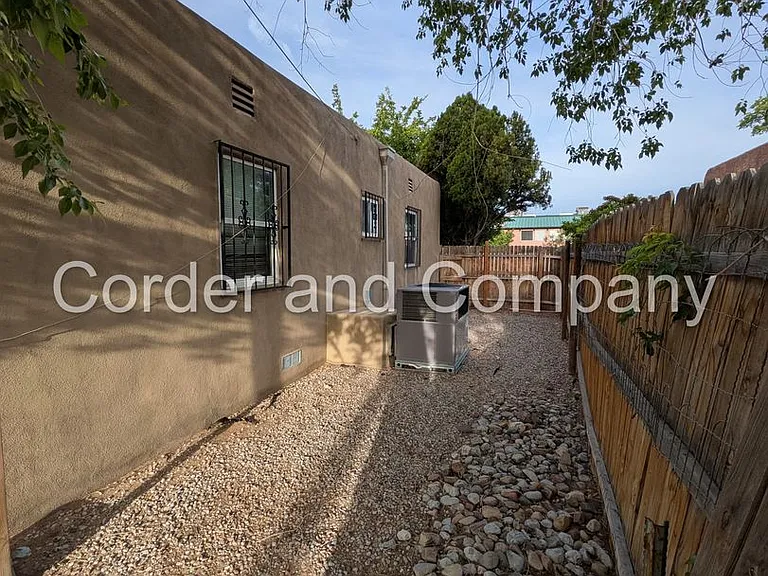 302 Valencia Dr NE — Photo 24