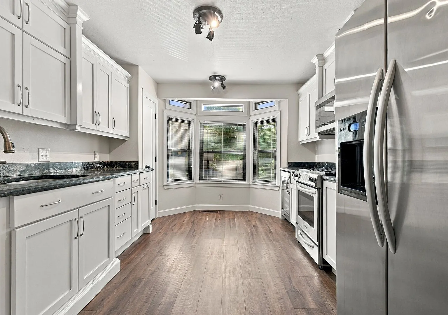 2 Bedroom, 2.5 Bath Walking Distance From the Riverside Trails and Downtown! — Photo 3