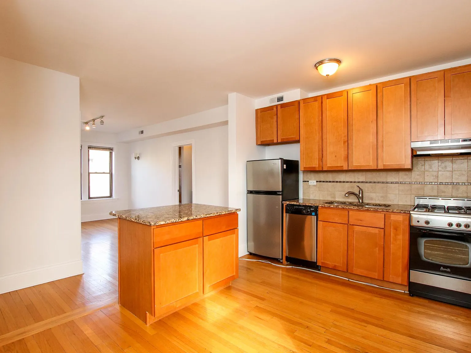 Studio, 550 sqft, $1,400 — Photo 3