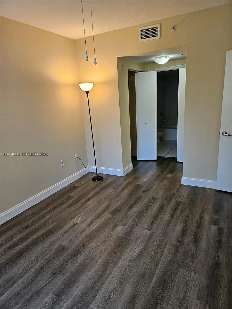 Building Photo - 2775 Ne St #187
