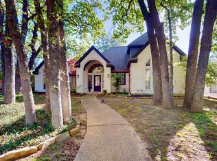 2902 Creekview Cir, Grapevine, TX 76051
