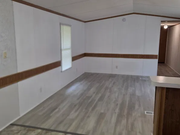 41 Pleasant Dr, Benton, ME 04901
