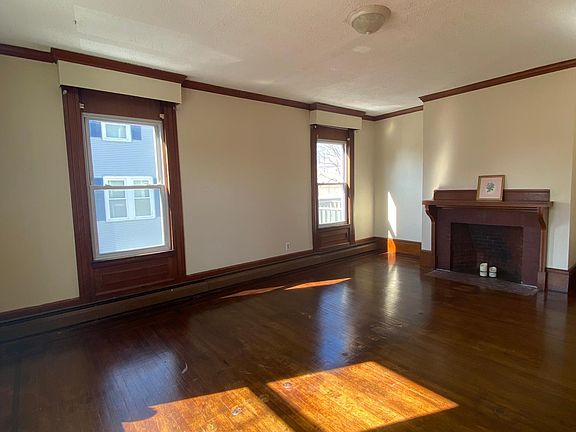 Master bedroom 15x20 Sunny room with non working fireplace , hardwood floor