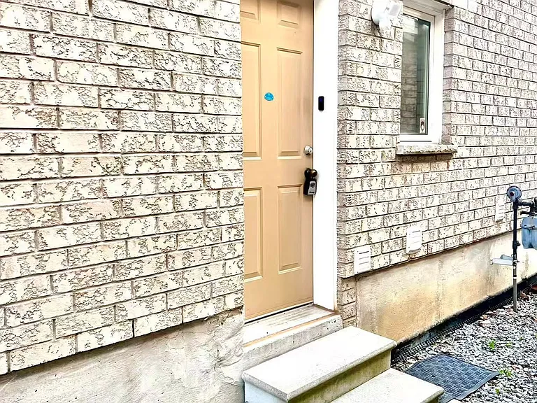 17 Ferncliffe Cres #BASEMENT — Photo 2