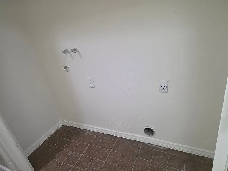 2905 S Chester Ave — Photo 5