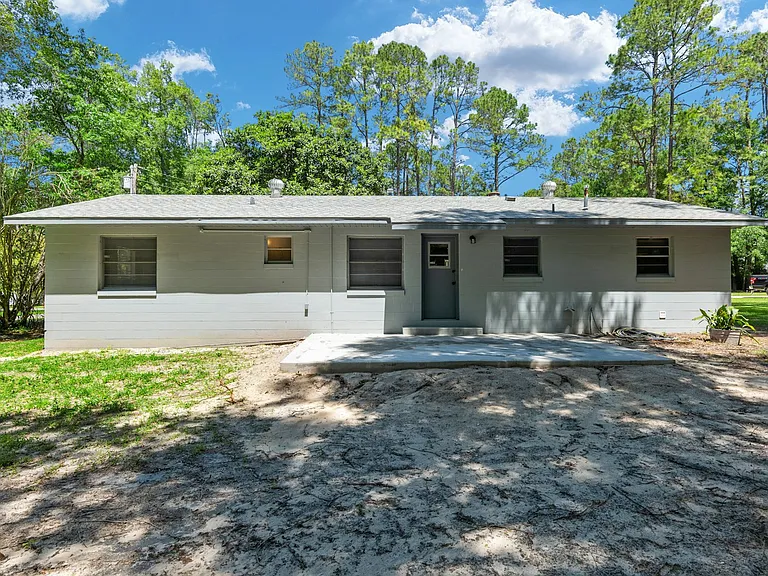 605 NW 9th Cir — Photo 13
