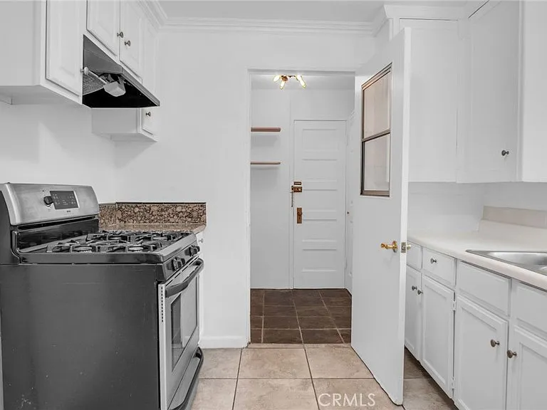 2620 Commodore St — Photo 10
